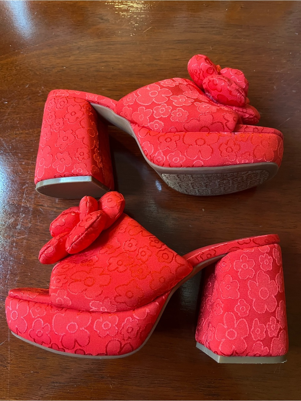 Gianni Bini Sweet Treat Rosette Daisy print satin platform Sandals size 7